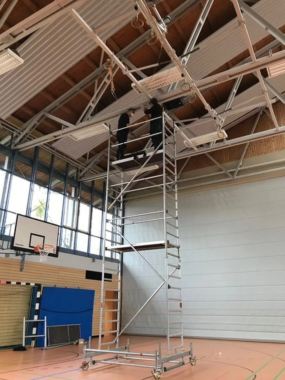 ELEKTROANLAGEN GMBH KREUTZER, Installation der Dachbeleuchtung einer Turnhalle